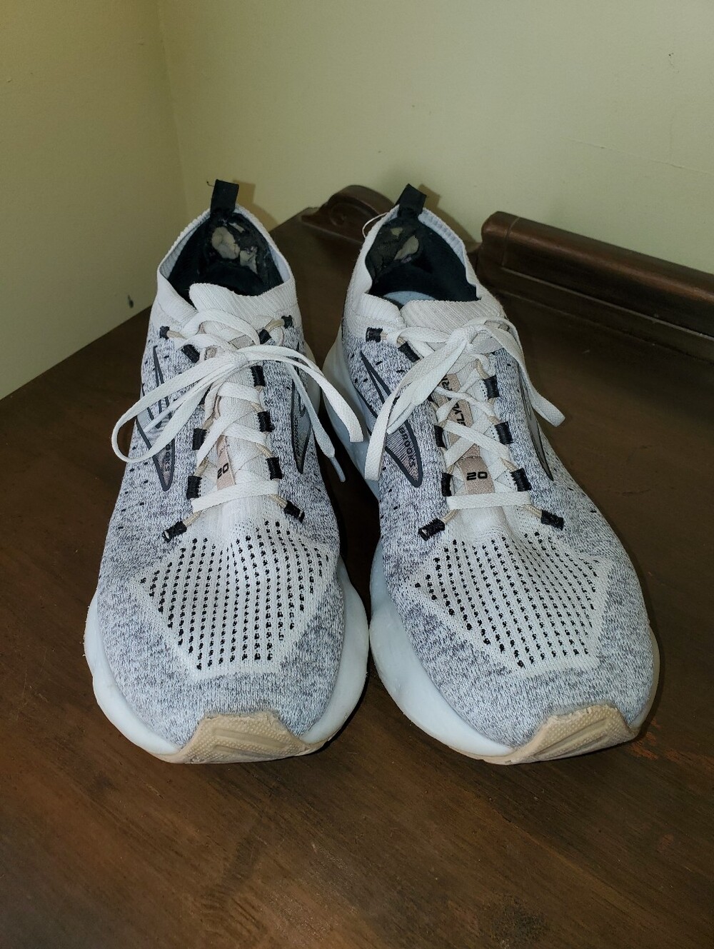 Brooks Glycerin 20 Athletic Shoes Sz 11 DEFECT